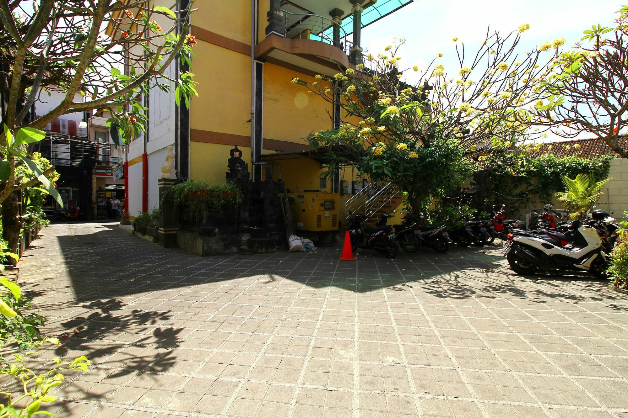 Dua Dara Inn Kuta Legian  Exterior photo